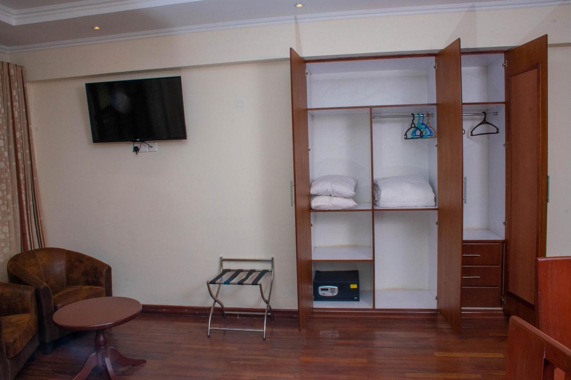 Cranes Suites Hotel Kitale Exterior photo